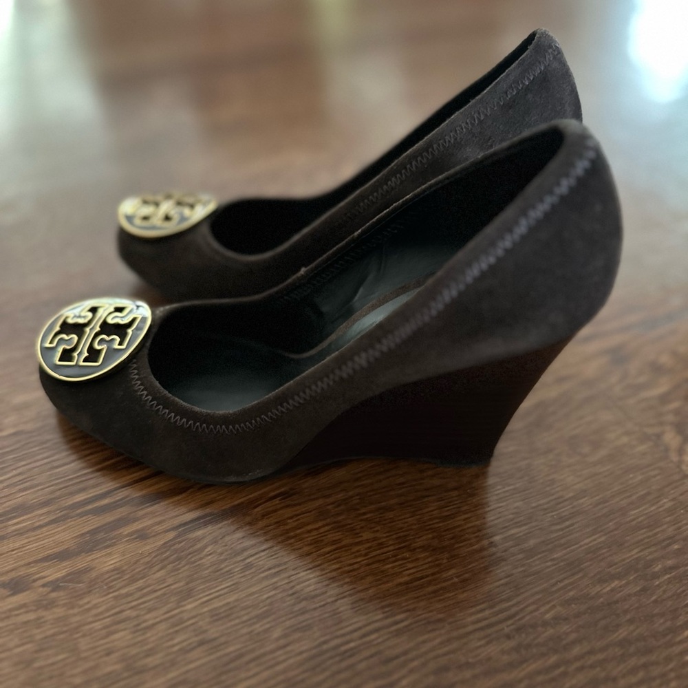Tory Burch Brown Suede Logo Round-Toe Pumps - Picture 5 of 9